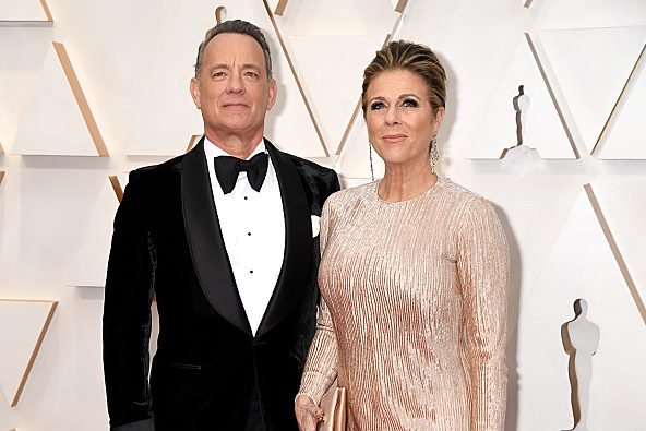 Após passarem por covid-19, Tom Hanks e esposa doam sangue para pesquisa
