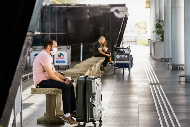 Homem usa máscara contra o coronavírus no Aeroporto de Guarulhos, em São Paulo (Carol Coelho / Correspondente/Getty Images)