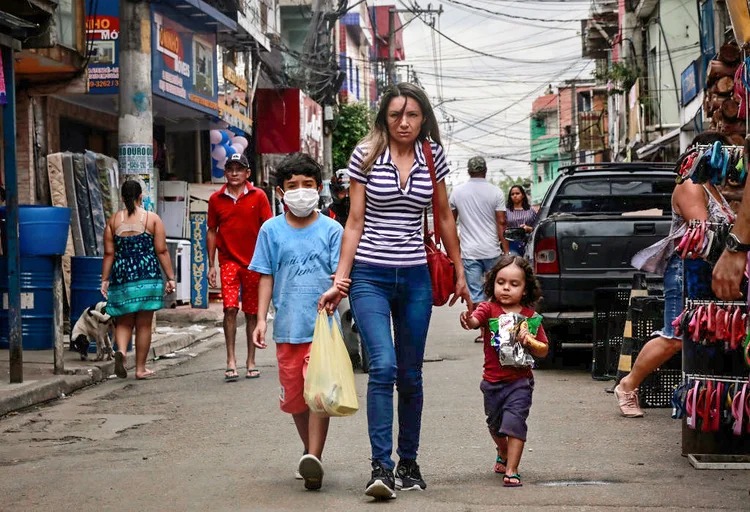 Mãe com os filhos na favela de Paraisópolis: São Paulo é o estado com maior número de casos de covid-19 (Rodrigo Paiva/Getty Images)