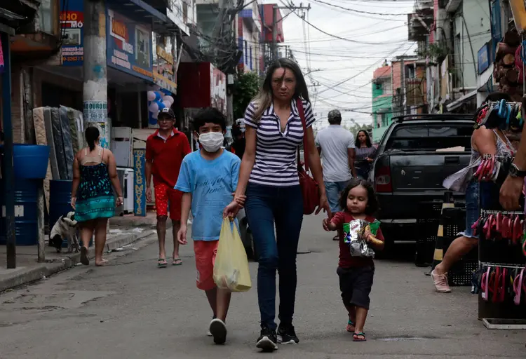 Crianças de máscaras em Paraisópolis, em SP: governo oferecia merenda a 40 milhões de estudantes (Rodrigo Paiva/Getty Images)