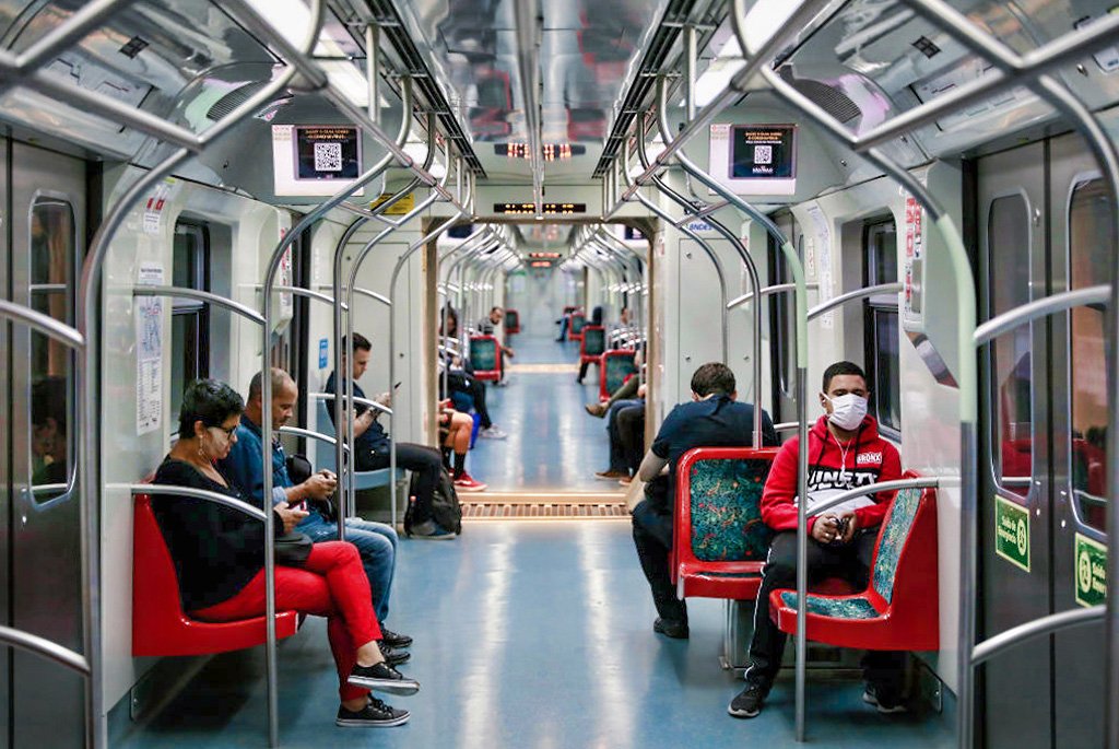 Pessoas de máscara em metrô: pandemia do novo coronavírus já atingiu mais de 4 milhões de pessoas (Rodrigo Paiva / Correspondente/Getty Images)