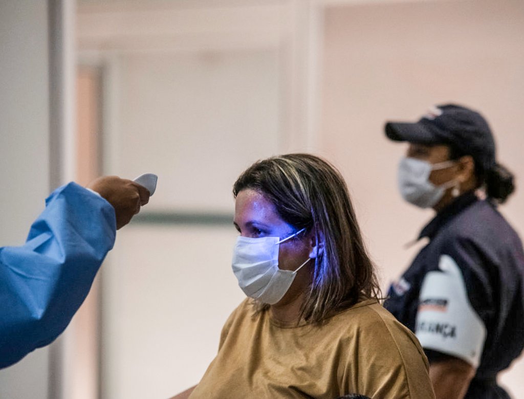 Famílias de pessoas com covid-19 denunciam falta d'água em hospital no RJ