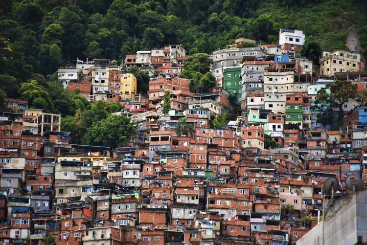 Favela no Rio de Janeiro: nove em cada dez moradores de favelas brasileiras saiu de casa na última semana (Fabio Teixeira/Getty Images)