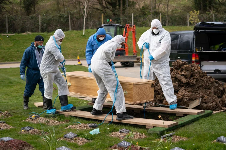 Reino Unido: Ministério da Saúde relata 21.092 mortes em hospitais britânicos, mas especialistas dizem que número de mortos é muito mais alto (Aaron Chown/Getty Images)