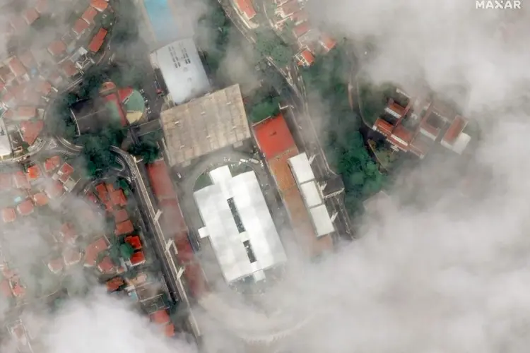 Imagens aérea do hospital temporário construído no Estádio do Pacaembu, em São Paulo, para absorver demanda esperada de doentes com novo coronavírus (Imagem do satélite Maxar/Getty Images)