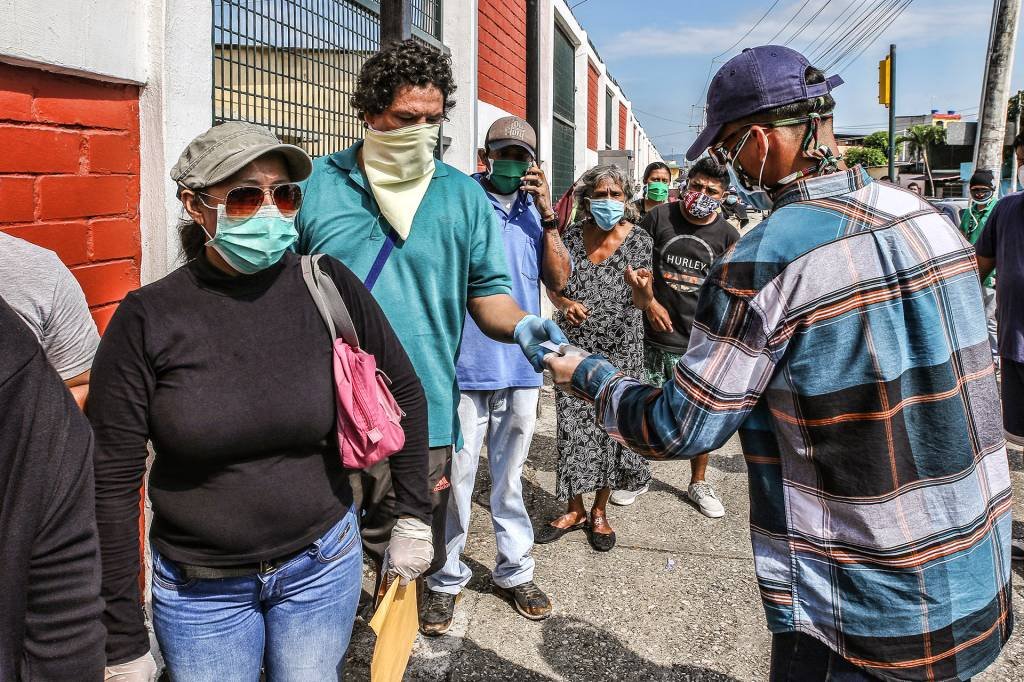 Equador vai prender infectados com coronavírus que violarem quarentena