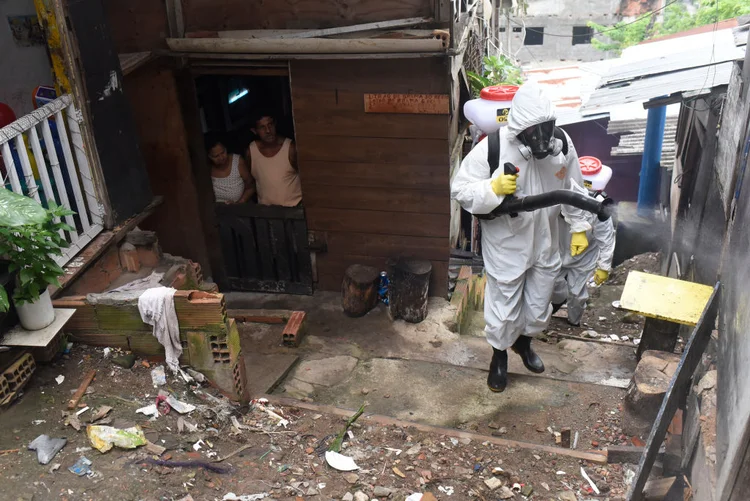 Rio de Janeiro: população da favela do Mandela recebe doações durante pandemia de coronavírus (Fabio Teixeira/Getty Images)