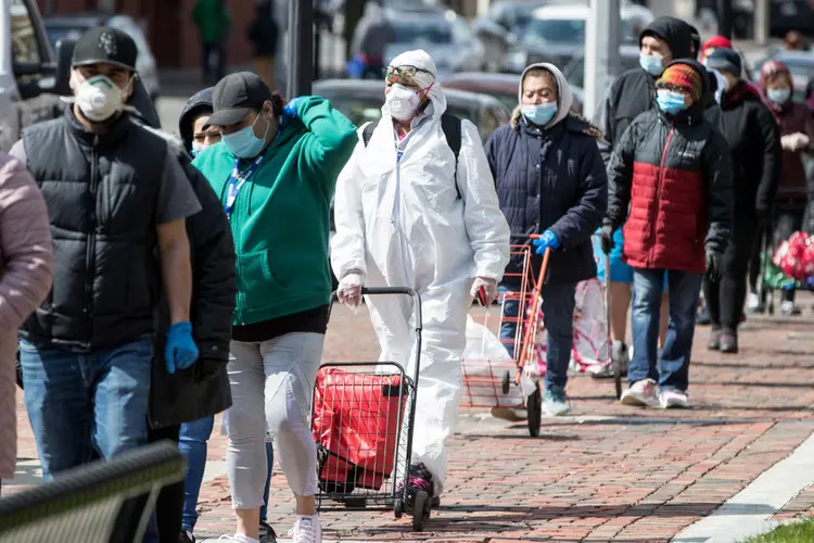 Distribuição de alimentos em Boston (Scott Eisen/Getty Images)