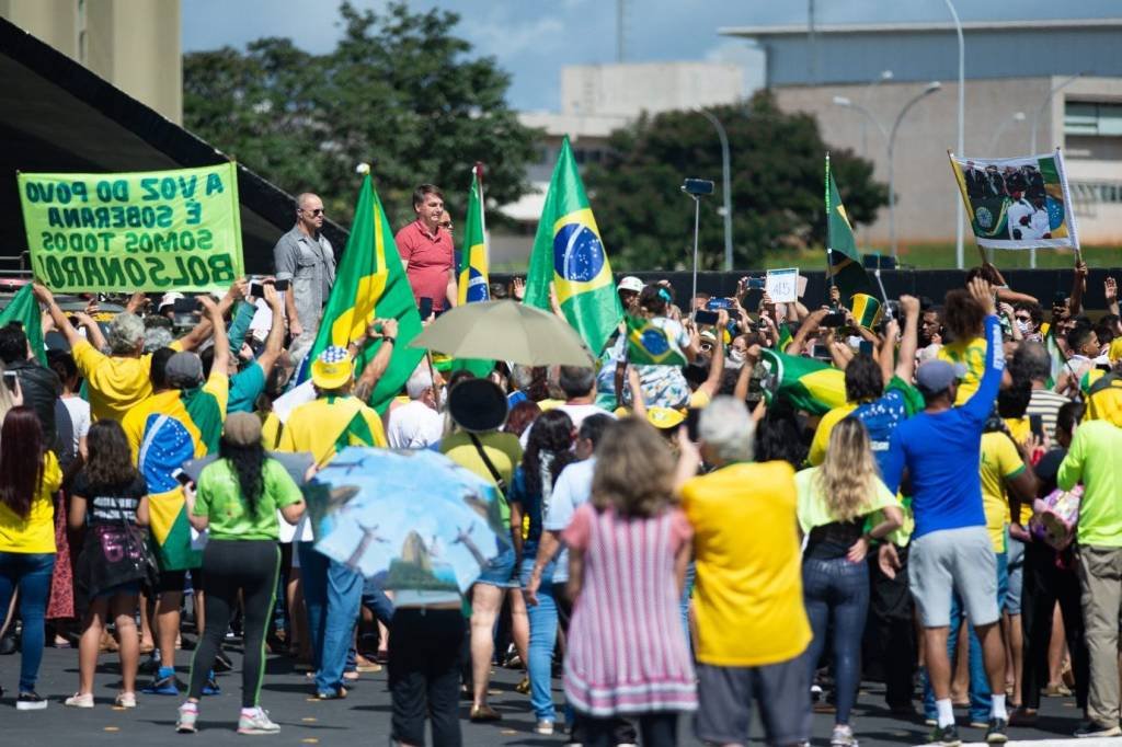 Bolsonaro discursa para manifestação com faixa "Fora Maia" e apoio ao AI-5