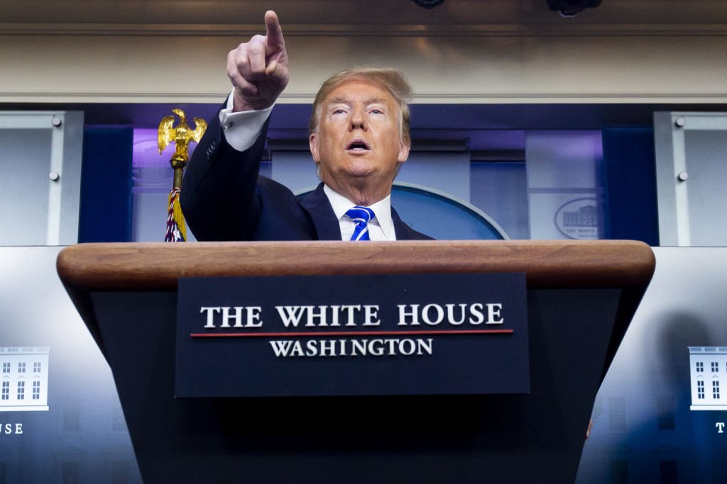 Trump sugere injetar desinfetante em pacientes com coronavírus