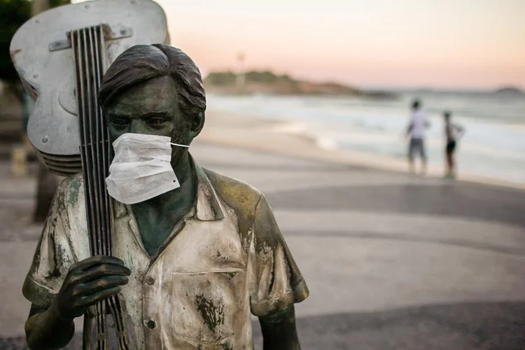 Rio de janeiro, 24 de abril de 2020:  "Tom" Jobim de máscara.  (Bruna Prado/Getty Images)