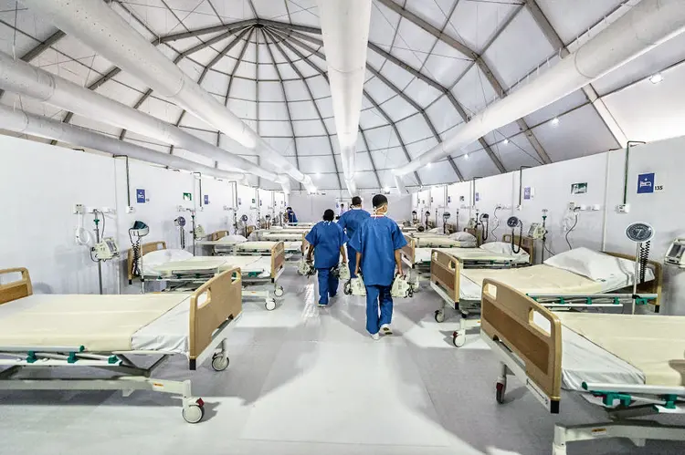 Hospital de campanha no Rio de Janeiro: apenas os Estados Unidos têm tido mais novos casos do que o Brasil (Alessandro Dahan/Getty Images)