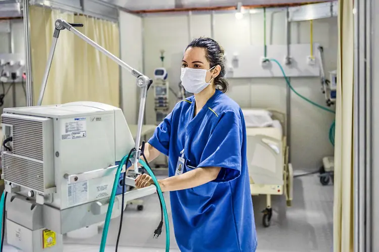 Hospital no Rio de Janeiro: além da falta de respiradores, profissionais denunciam escassez de remédios (Alessandro Dahan/Getty Images)