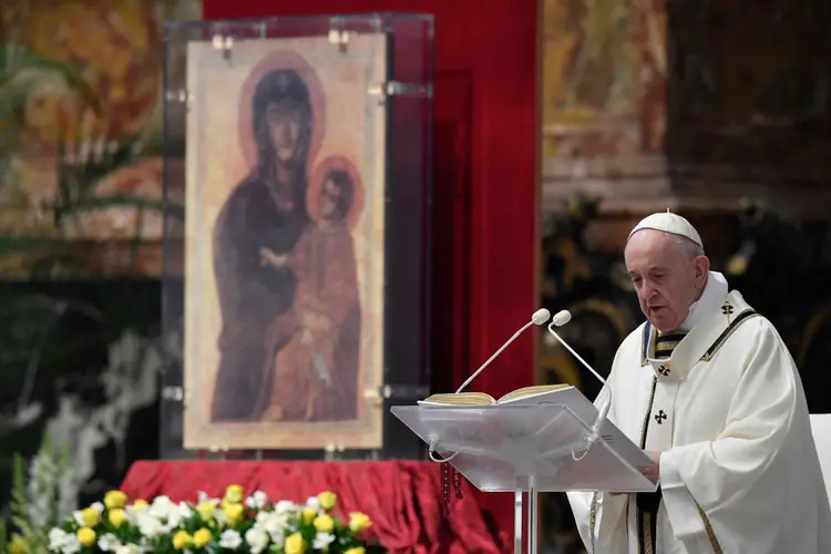 Papa Francisco: no domingo, Francisco rezará uma missa com apenas 50 pessoas dentro da basílica, mas depois entregará sua mensagem dominical de sua janela, olhando a praça de cima pela primeira vez desde março (Vatican Media/Getty Images)