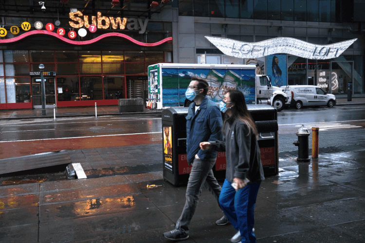 Pessoas de máscara em Nova York: Estados Unidos é o país com o maior número de casos de coronavírus (Spencer Platt / Equipe/Getty Images)