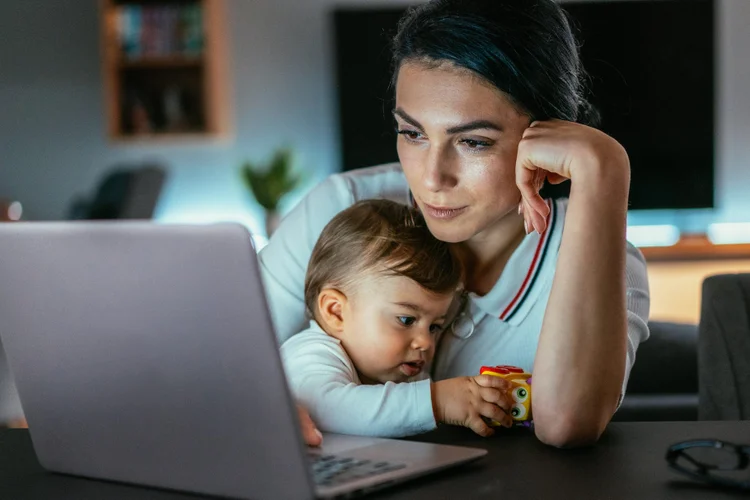 No Brasil, taxa de penalidade materna é de 36,8%, número que se mantem estável mesmo após dez anos do nascimento do primeiro filho (filadendron/Getty Images)