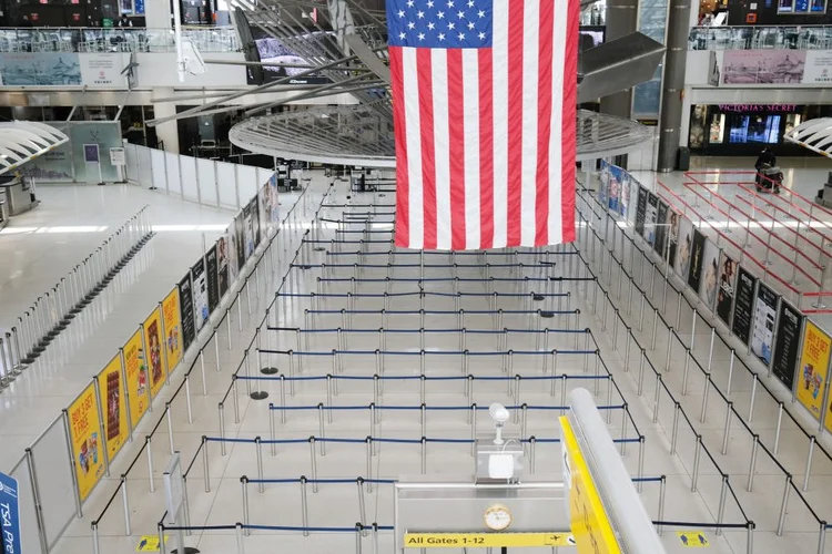 Aeroporto JFK, em Nova York, vazio por causa do coronavírus. 16 de abril de 2020 (Spencer Platt/Getty Images)