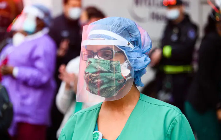 Enfermeira durante pandemia de coronavírus em Nova York, onde as complicaões nos rins foram relatadas (Noam Galai/Getty Images)
