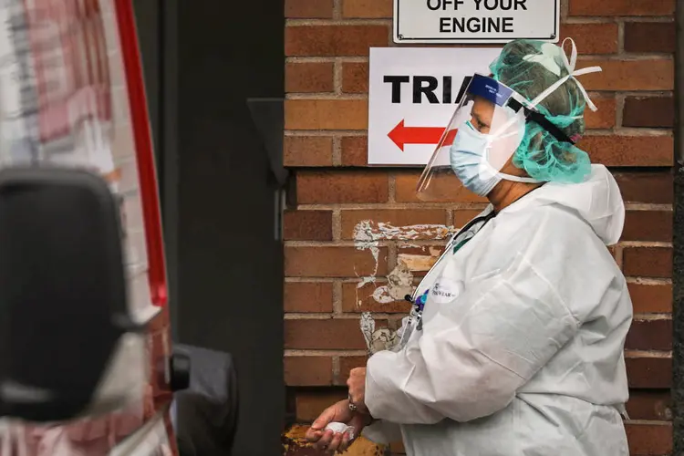 Agente de saúde durante pandemia de coronavírus em Nova York, Estados Unidos (Spencer Platt/Getty Images)