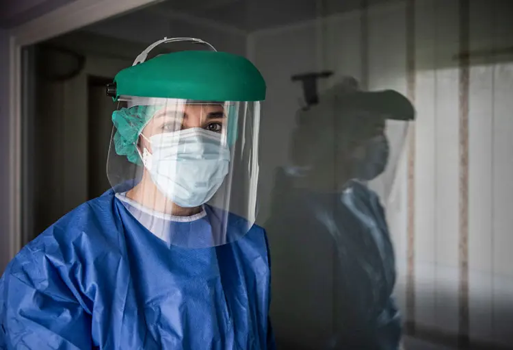 Profissional da saúde em meio à pandemia de coronavírus na Espanha (Alvaro Calvo/Getty Images)