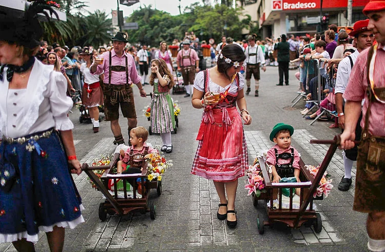 Oktoberfest: O número de casos em Blumenau mais que dobrou depois da reabertura do comércio, em 13 de abril (Mario Tama/Getty Images)