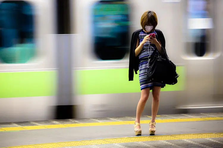 Mulher com máscara em metrô: nível de isolamento varia de país para país (Jiangang Wang/Getty Images)