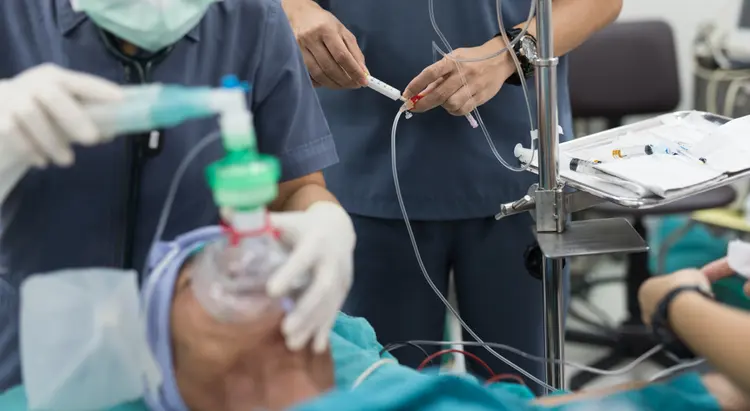 naesthesiologist injected propofol induction solution for general anaesthesia (ChaNaWiT/Getty Images)