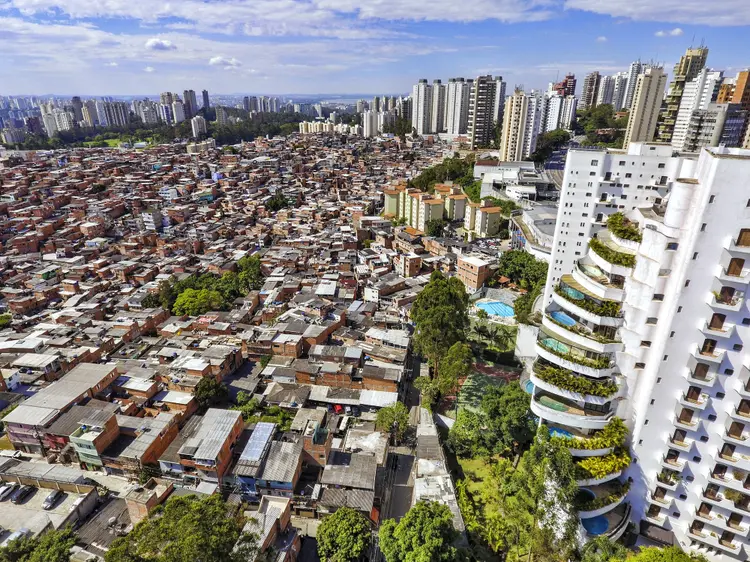 Favela de Paraisópolis ao lado de apartamento de alto padrão no Morumbi: (C_Fernandes/Getty Images)