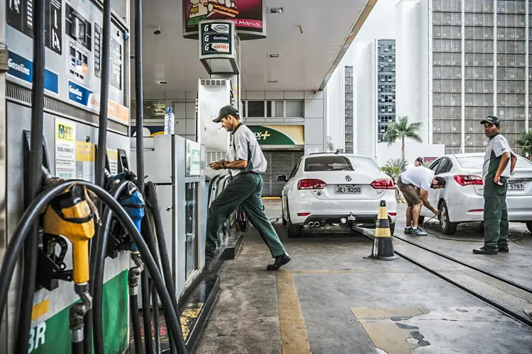 Posto de gasolina: Petrobras já reduziu em cerca de 50% o valor médio da gasolina nas refinarias, para cerca de 0,99 real por litro (Gustavo Gomes/Bloomberg/Getty Images)