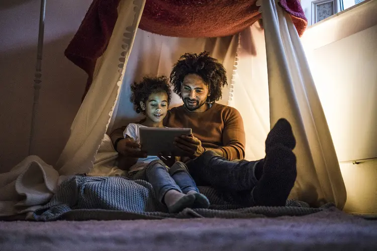 Família: a leitura cativa e provoca afeição entre quem conta e quem ouve as histórias (Westend61/Getty Images)