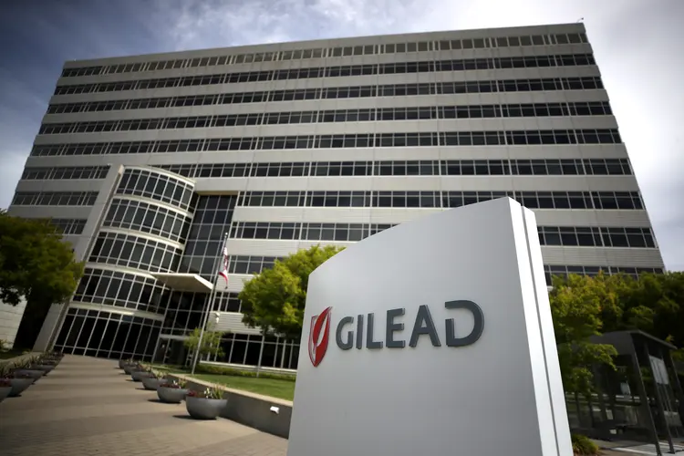 Placa em frente à sede da Gilead, fabricante do Remdesivir, que vem sendo testado contra o coronavírus (Justin Sullivan/Getty Images/AFP)