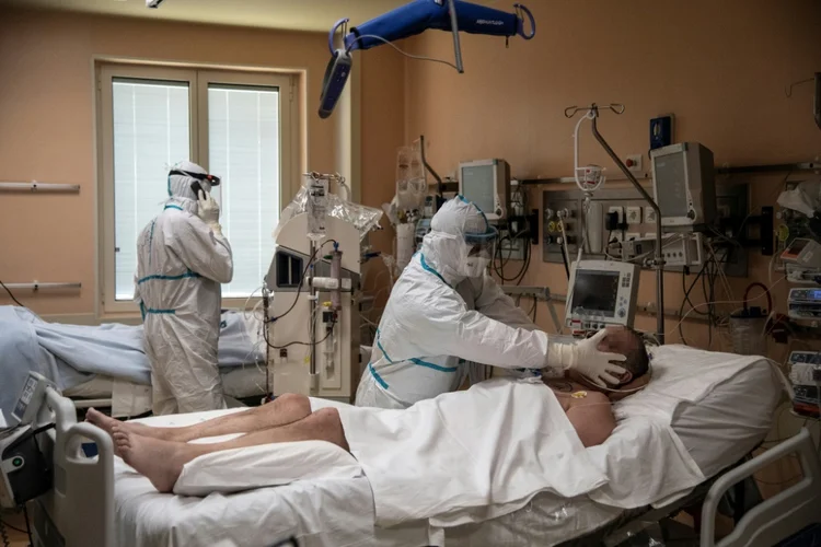 Pacientes em tratamento intensivo: pessoas com coronavírus apresentam melhoras e deixam UTI na Itália (Foto/AFP)