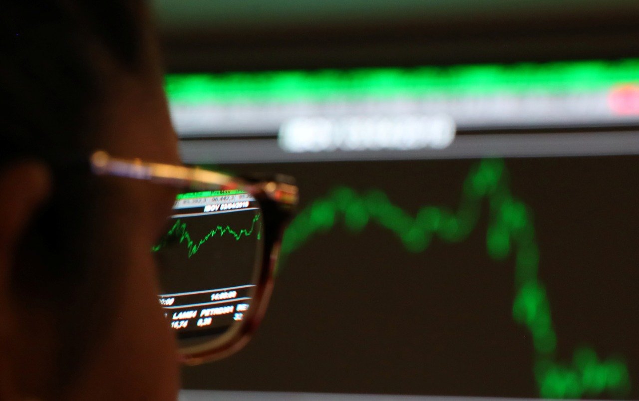 Ibovespa fecha em queda e perde os 102 mil puxado por ações do Itaú