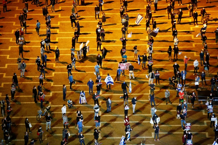 Protesto contra o governo israelense, em abril: no início da pandemia, a população aderiu ao distanciamento social (Daniel Bar On/Anadolu Agency/Getty Images)