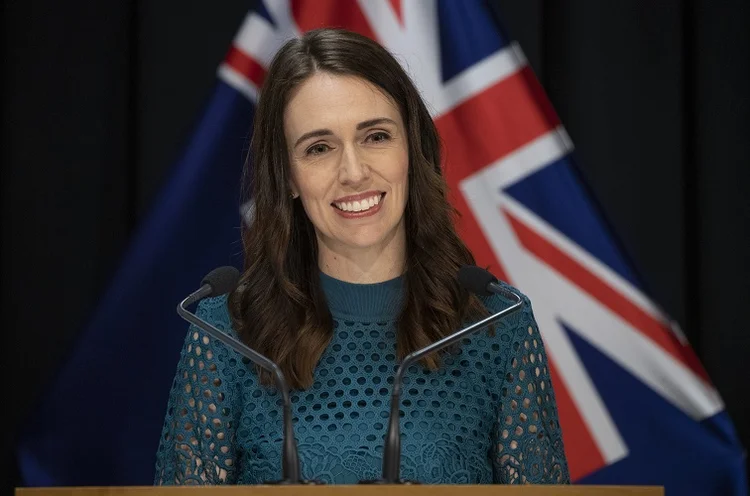 Jacinda Ardern, primeira-ministra da Nova Zelândia, uma das referências no combate do novo coronavírus (Mark Mitchell/Getty Images)