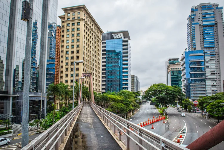 Avenida Juscelino Kubitschek, em São Paulo: mais da metade da capital paulista está em isolamento social (Germano Luders/Exame)