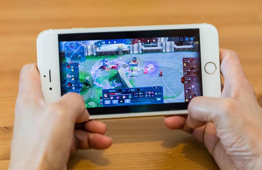 Quarentena faz subir o número de downloads de games no celular do trabalho