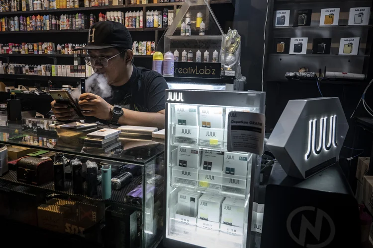 Loja de cigarros eletrônicos em Jacarta, Indonésia: Juul enfrenta resistência no mundo (Ulet Ifansasti/The New York Times)