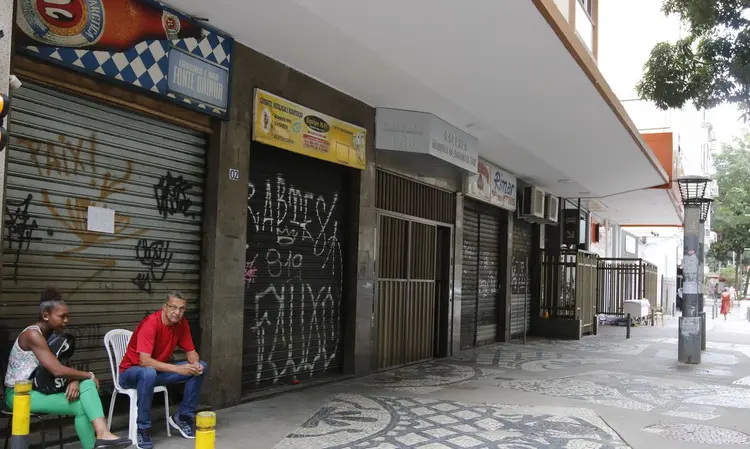 Lojas fechadas no Rio de Janeiro: crise no setor de serviços e no comércio dificultou reajuste salarial de trabalhadores (Tania Regô/Agência Brasil)