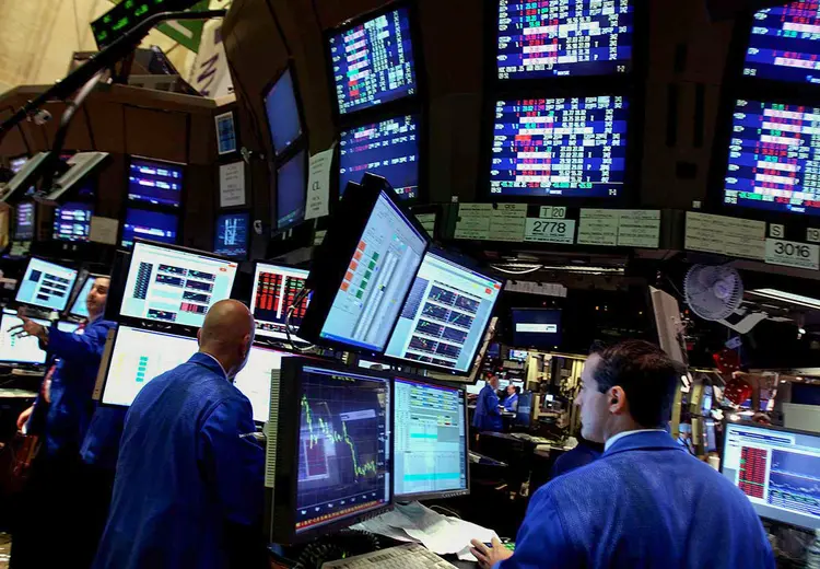 Operadores na bolsa de Nova York: Dow Jones subiu 0,66%, para 25.774,71 pontos, o S&P 500 valorizou 0,87%, para 3.067,68 pontos e o Nasdaq avançou 1,44%, para 9.727,07 pontos (Spencer Platt/Getty Images)