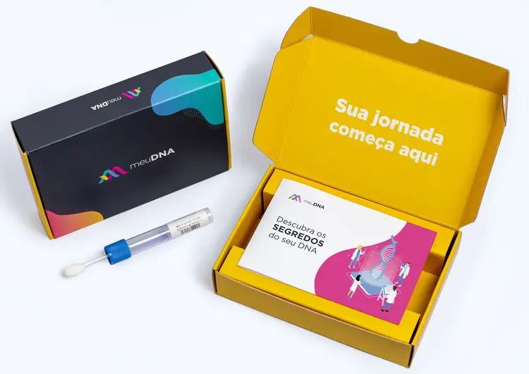 O cliente recebe um kit para fazer a coleta de seu DNA em casa – por meio da saliva, utilizando um cotonete especial. (meuDNA/Divulgação)