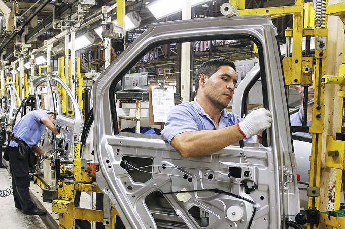 Na prática, com menos clientes comprando, as fábricas querem ajustar a produção à demanda mais fraca de vendas (Rodolfo Buhrer/Reuters)
