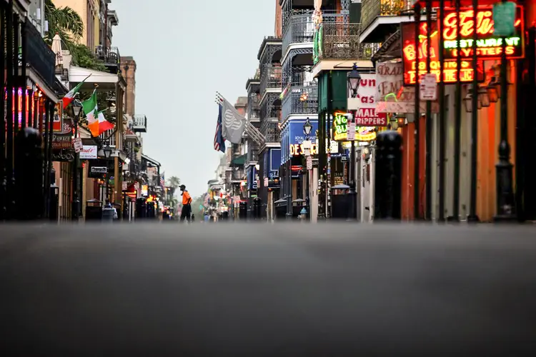 Ruas vazias em Nova Orleans: governadores dizem que vão coordenar o lento retorno de empresas não essenciais só quando o vírus der sinais de estar sob controle (Carlos Barria/Reuters)