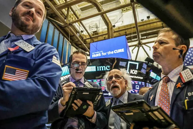 Bolsa de NY pacotes de estímulos de um lado, dados ruins na economia de outro (Brendan McDermid/Reuters)