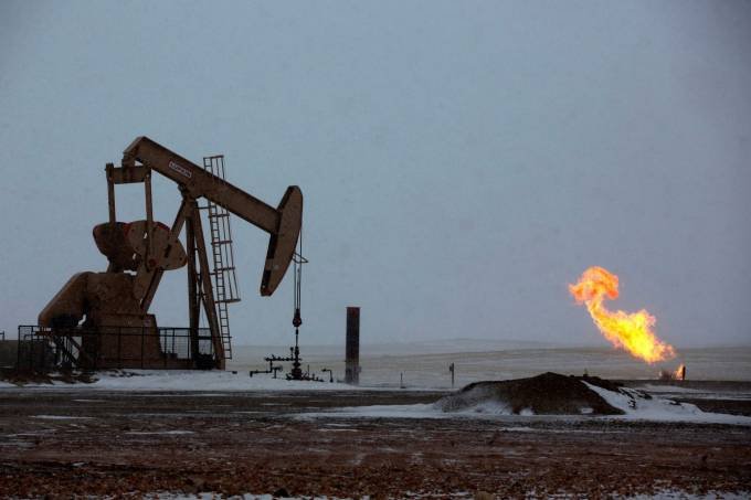 Produção de petróleo nos Estados Unidos: contratos futuros operaram no negativo nesta segunda-feira (Shannon Stapleton/Reuters)