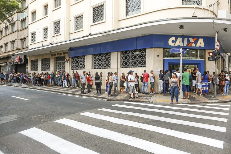 Espera para entrar na Caixa: 45 milhões de brasileiros ainda não têm conta em banco (Leandro Ferreira/Fotoarena)