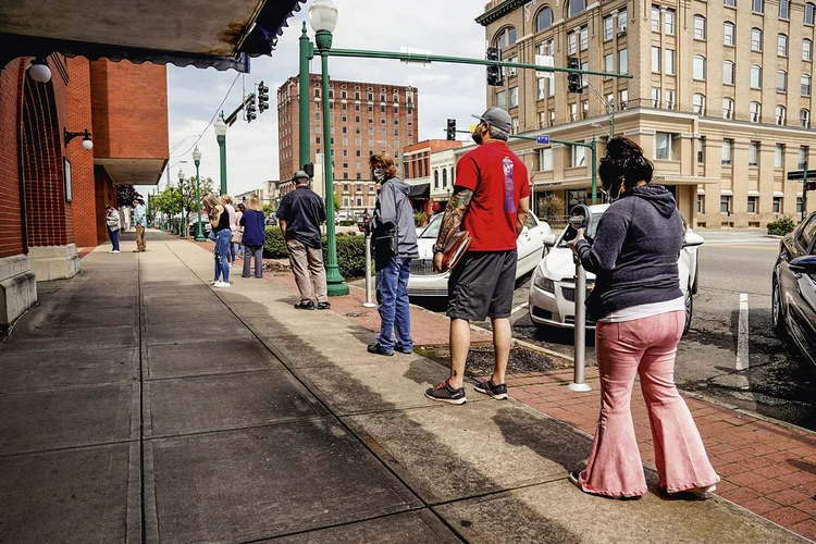 Fila para solicitar seguro-desemprego no Arkansas, Estados Unidos: o mercado de trabalho entrou em crise com a covid-19  (Nick Oxford/Reuters)