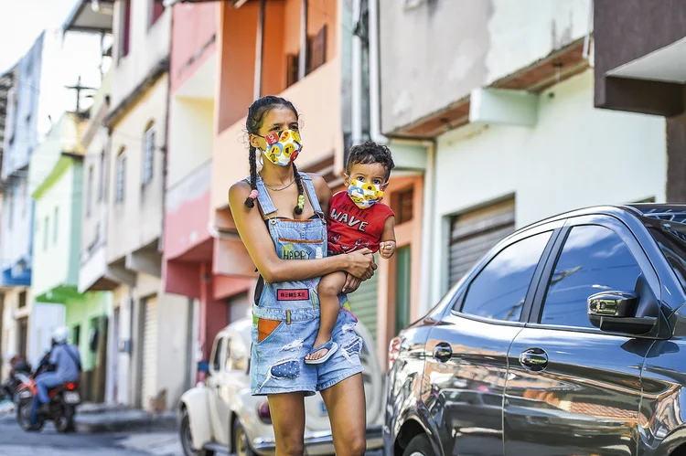 Moradores de favela: programa próprio de transferência de renda  (Pedro Vilela/Getty Images)