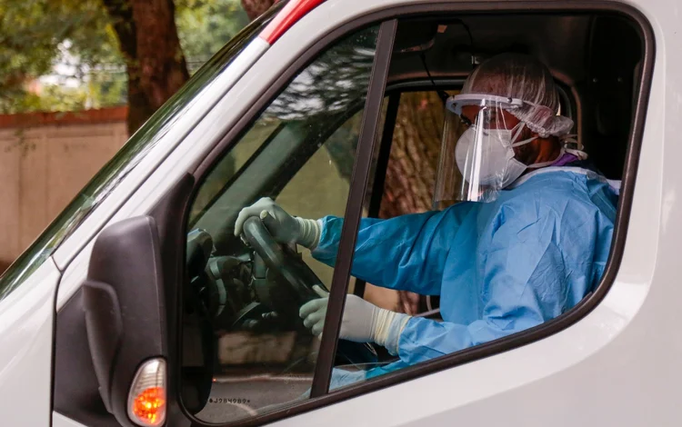 Linha de frente: médicos, enfermeiros e técnicos em enfermagem estão em contato direto com a covid-19. (Miguel Schincariol/Getty Images)