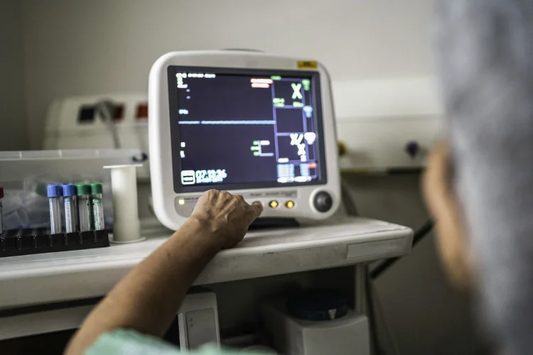 Respiradores: são os respiradores que auxiliam o corpo a obter oxigênio e liberar dióxido de carbono quando os pulmões são afetados, e seu uso pode ser determinante para o desfecho de cada caso (FG Trade/Getty Images)